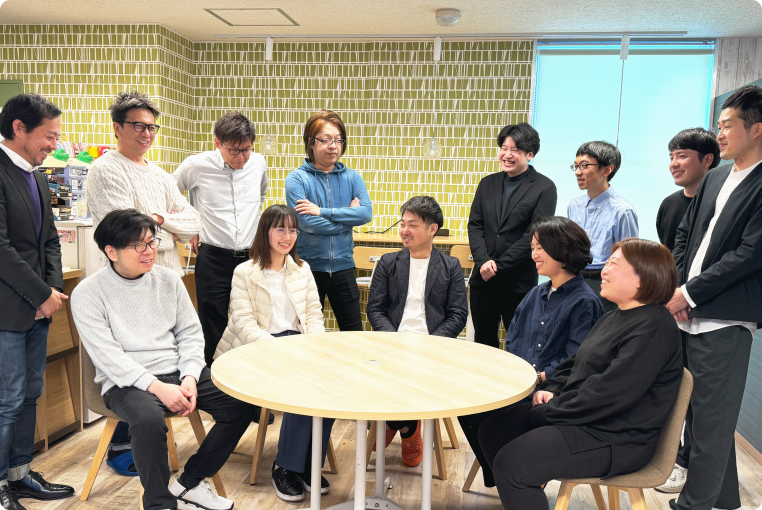 笑顔の社員の集合写真