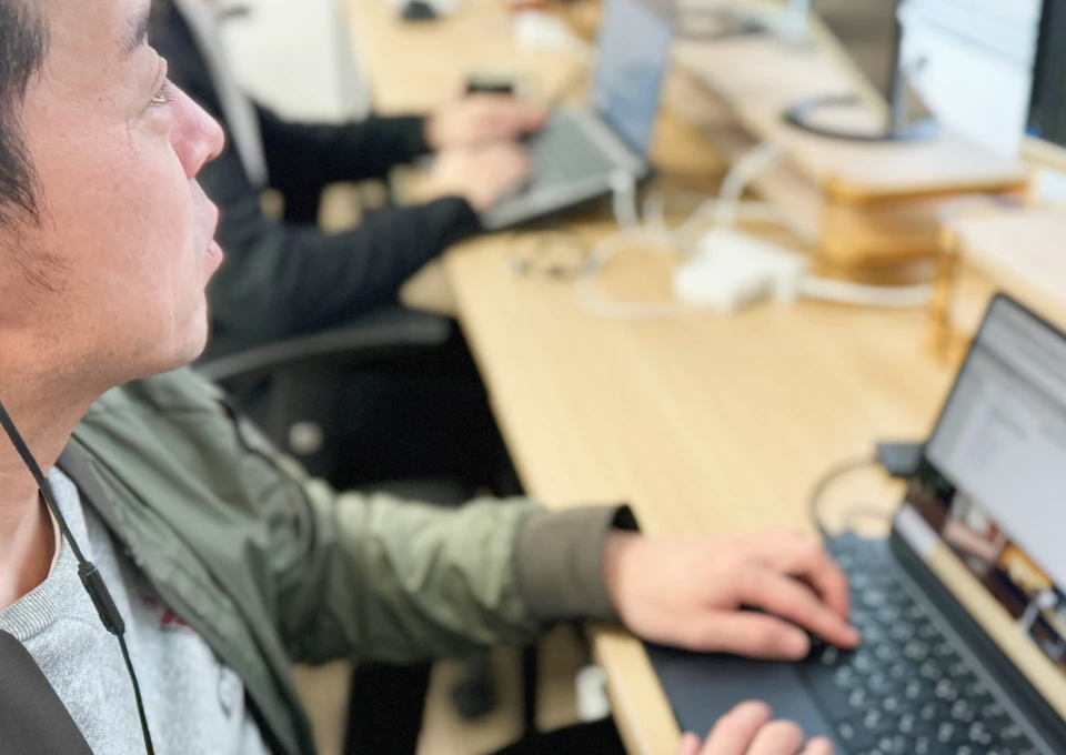 写真:PCの前で作業する男性エンジニア