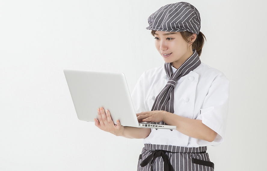 パソコンを広げてる店員さん